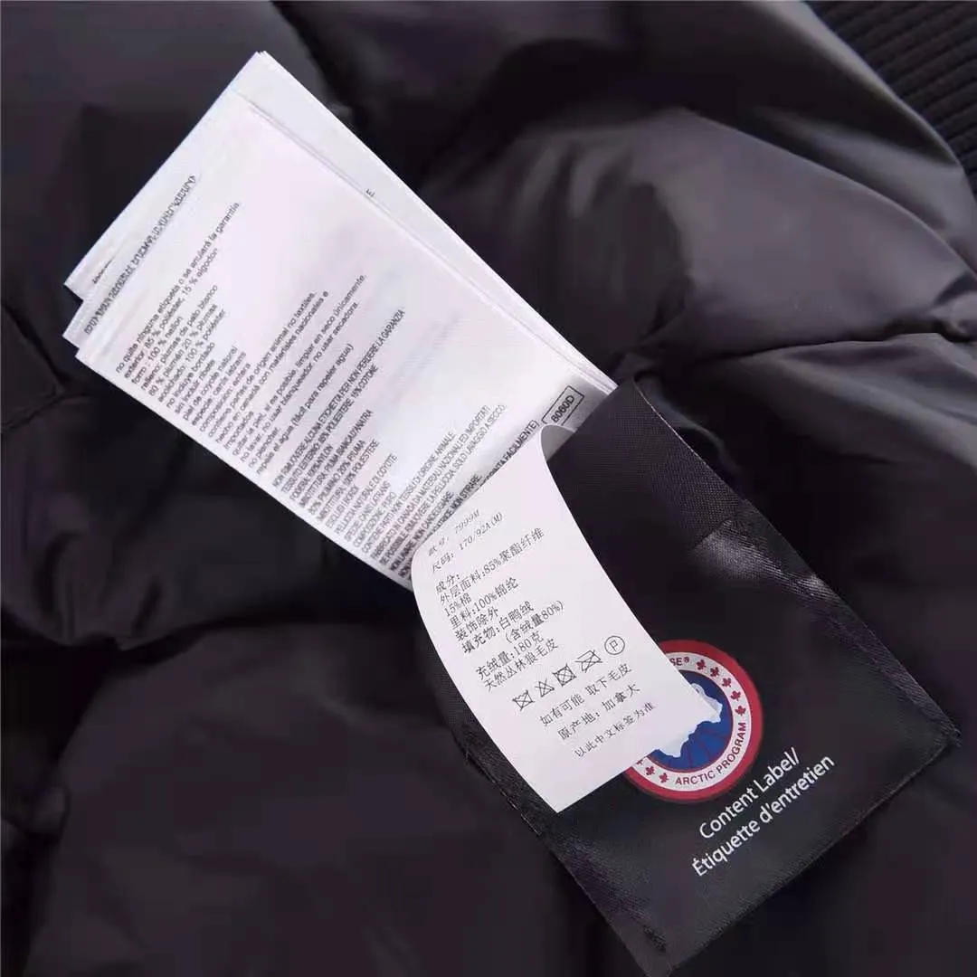 P780 with dust bag) Canada Goose Canada Goose #Chilliwack 7999M bomber jacket short down jacket ➖ Genuine synchronous anti-counterfeiting chip sensor! ➖ Imported 21-count polyester-cotton blended original fabric [last year’s 16-count/18-count hard fabrics have been completely eliminated, this year all use 21-count genuine synchronous fabrics, the soft mid-strap feels delicate and textured], genuine synchronous Feather-Light 10D waterproof coating fabric, made of 84.5 polyester fiber and 15.5 cotton, 100% the best feel in the entire network! ➖ The genuine official website is synchronized with the national standard 80 white duck down, you can check the official website customer service, there will never be a series of misleading claims such as 90 down or goose down! ➖ Using the best nylon lining with double double-layer sealing design, velvet-proof No. 7 needle + grid-filled down ready-made garments, there is 100% no so-called velvet running! ➖ The cuffs are designed with thickened seamless threads, and the collar and pockets are lined with top-quality polar fleece to keep you warm and comfortable! ➖ Yoshida YKK provides original custom-made electroplated sliders. YKK two-way lockable zippers are tight and smooth and will not peel off paint! ➖ 3M composite guarantees that the Velcro is the same as the original, durable, and all accessories and hardware are custom-made! ➖ Imported BEHRINGER embroidery machine to customize the 10,000-needle embroidery logo, 98% of which can be reproduced to restore the original logo. You can check and compare on the official website! 01 models for men and women SIZE: XS S M L XL XXL